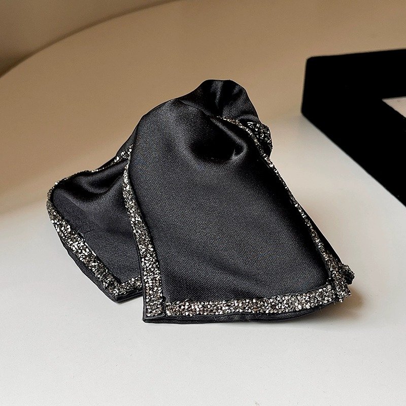 Light luxury rhinestone Hepburn style grab clip for women's high-end feeling 2024 new semi tied hair, ponytail shark clip headband hair clip