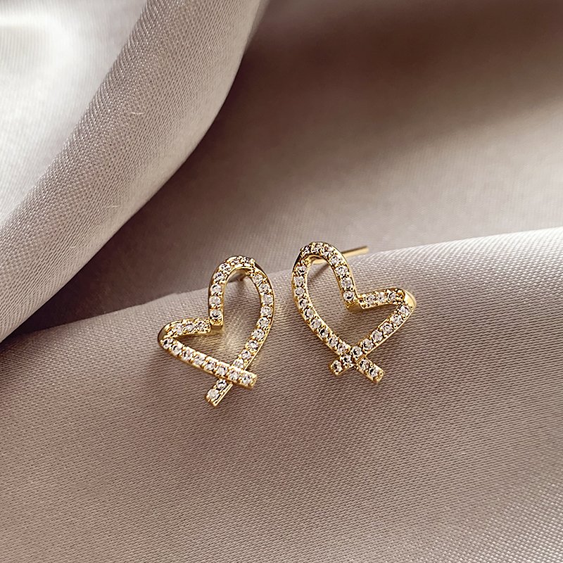 Love earrings for women, 925 pure silver stud post, with a light luxury and unique style. 2024 new popular high-end ear accessories