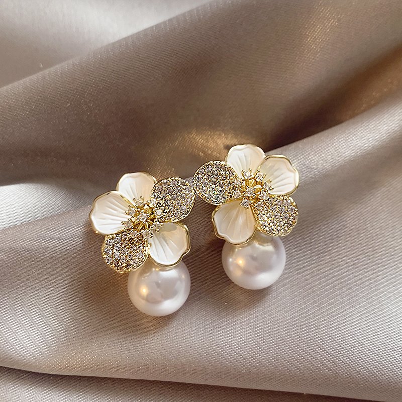 Luxury French Camellia Flower Earrings with Women's High Quality Charm Pearl Earrings 2024 New Explosive Unique Earrings