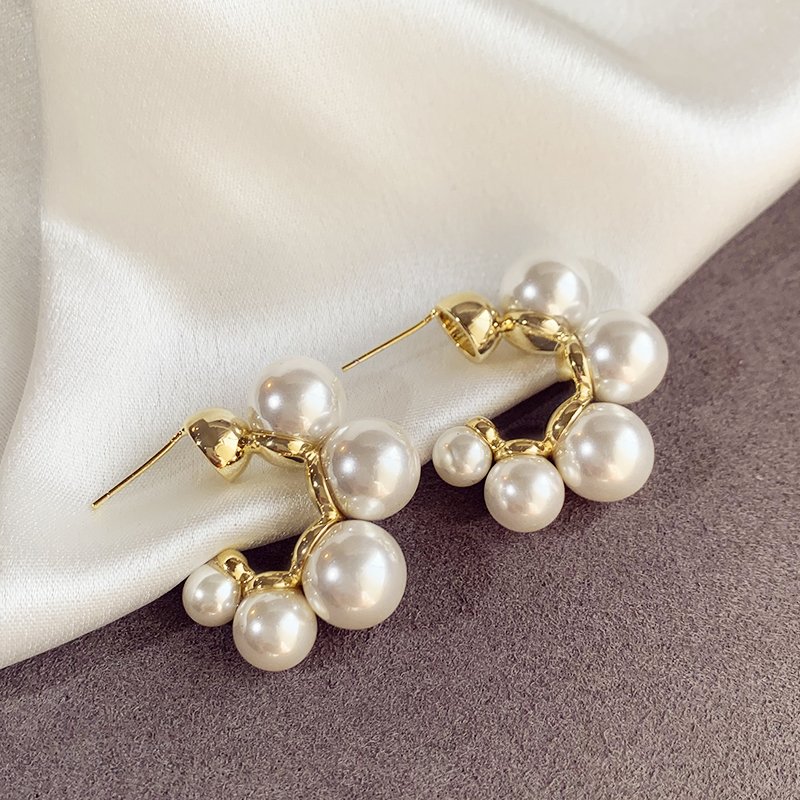 Luxury pearl earrings for women with a high-end and elegant temperament. 2024 new popular Korean earrings with 925 pure silver stud posts