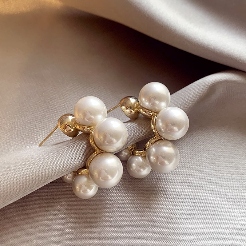 Luxury pearl earrings for women with a high-end and elegant temperament. 2024 new popular Korean earrings with 925 pure silver stud posts