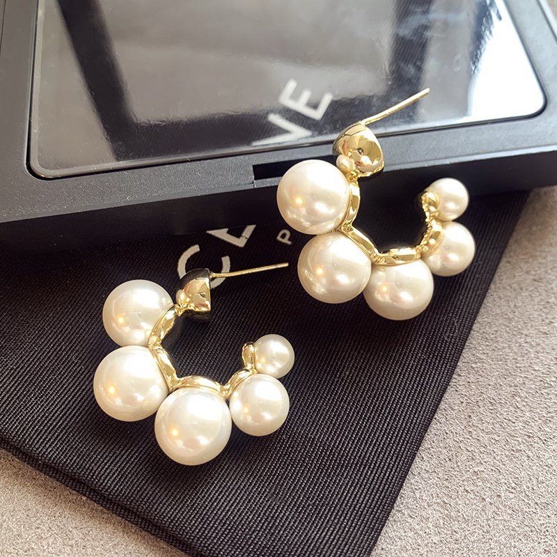 Luxury pearl earrings for women with a high-end and elegant temperament. 2024 new popular Korean earrings with 925 pure silver stud posts