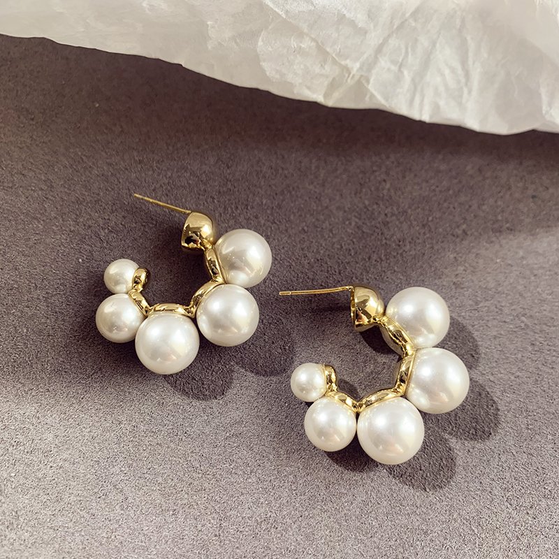 Luxury pearl earrings for women with a high-end and elegant temperament. 2024 new popular Korean earrings with 925 pure silver stud posts