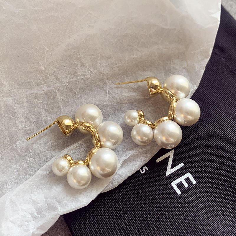 Luxury pearl earrings for women with a high-end and elegant temperament. 2024 new popular Korean earrings with 925 pure silver stud posts