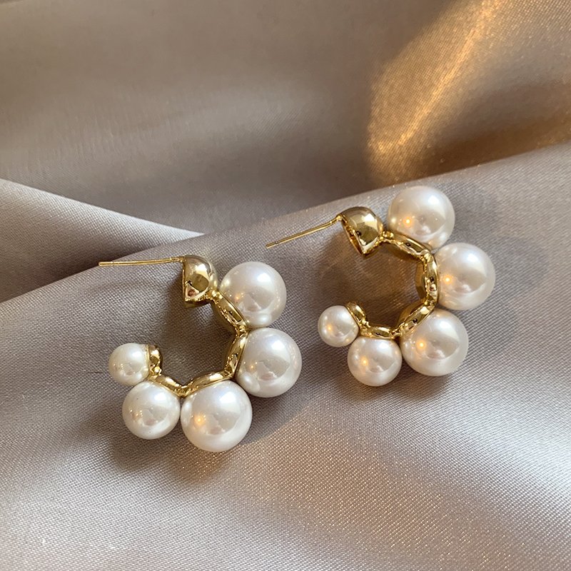 Luxury pearl earrings for women with a high-end and elegant temperament. 2024 new popular Korean earrings with 925 pure silver stud posts