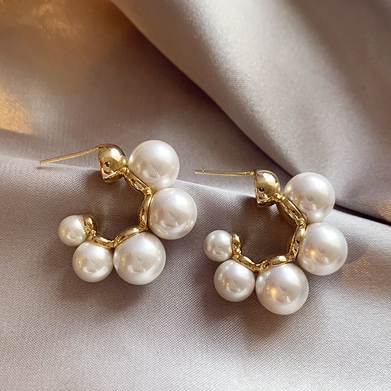 Luxury pearl earrings for women with a high-end and elegant temperament. 2024 new popular Korean earrings with 925 pure silver stud posts