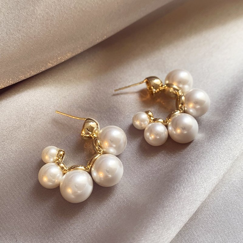 Luxury pearl earrings for women with a high-end and elegant temperament. 2024 new popular Korean earrings with 925 pure silver stud posts