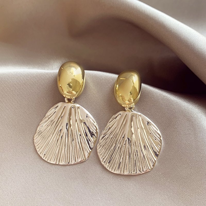 Metal Shell Texture Earrings for Women 2024 New Popular Style, High End, Fashionable Earnail Style, Light Luxury, Unique Earaccessory