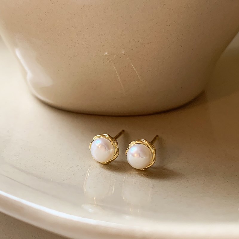 Natural freshwater pearl earrings for women, luxurious and high-end earrings, 2024 new explosive, unique and niche ear hole earrings