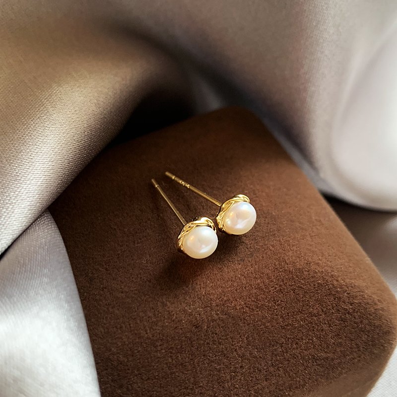 Natural freshwater pearl earrings for women, luxurious and high-end earrings, 2024 new explosive, unique and niche ear hole earrings