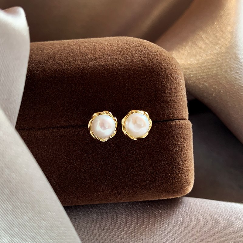 Natural freshwater pearl earrings for women, luxurious and high-end earrings, 2024 new explosive, unique and niche ear hole earrings