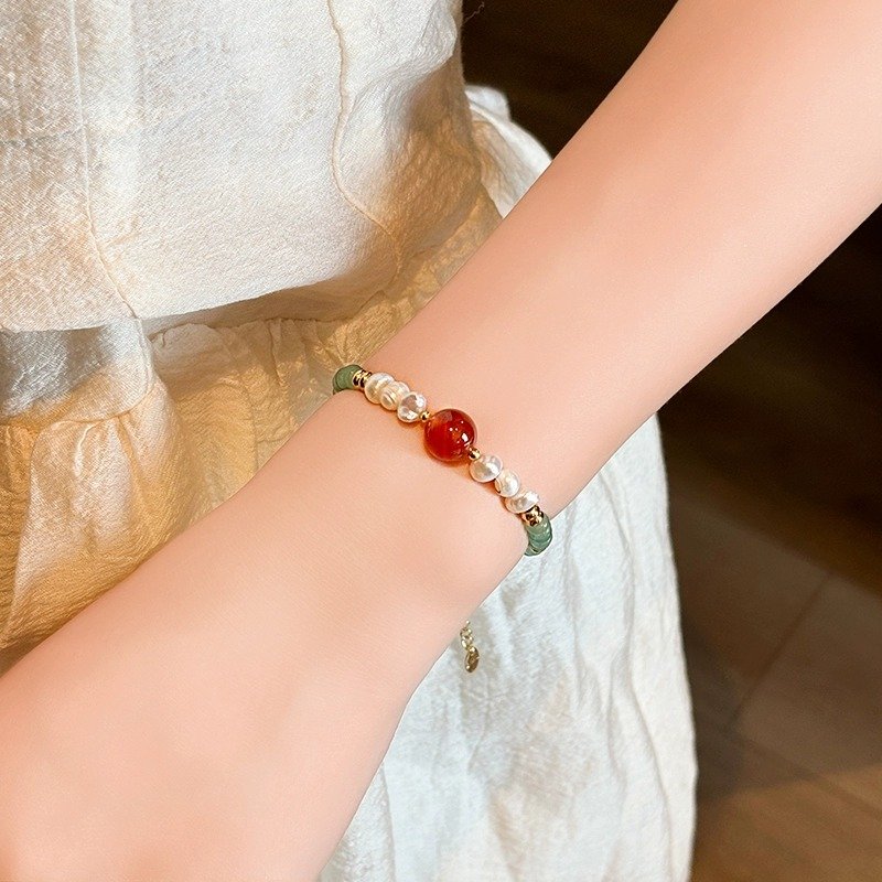 Natural freshwater pearl red agate crystal bracelet for women with a high-end feel, light luxury, niche delicacy, and high-end feel. Handmade bracelet