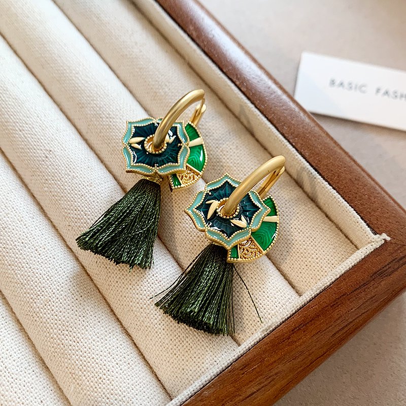 New Chinese style Chinese style earrings for women with a light luxury and high-end feel. 2024 new popular item, niche and unique retro ear accessory