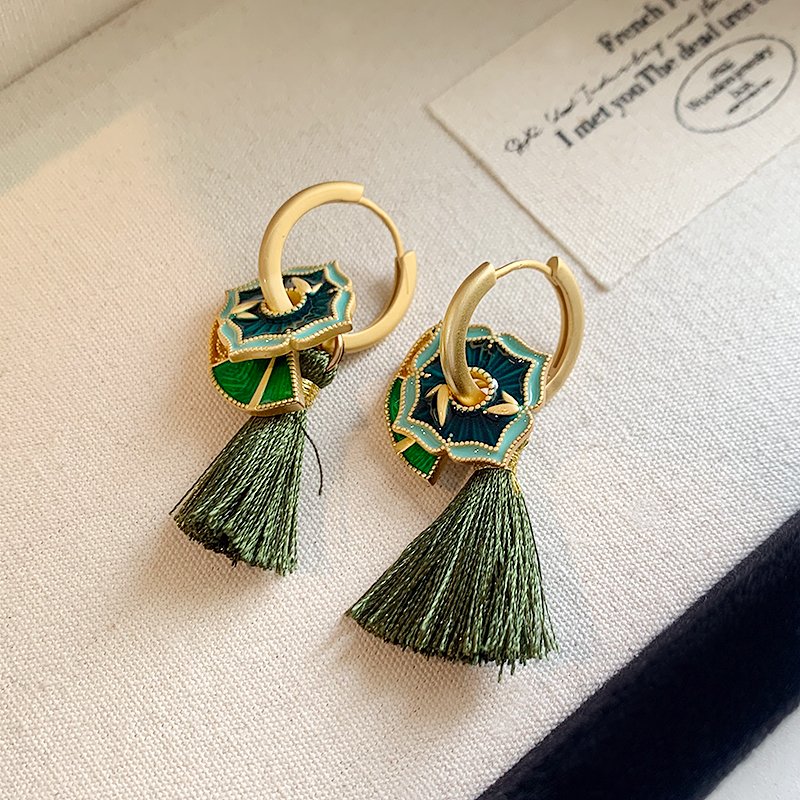 New Chinese style Chinese style earrings for women with a light luxury and high-end feel. 2024 new popular item, niche and unique retro ear accessory