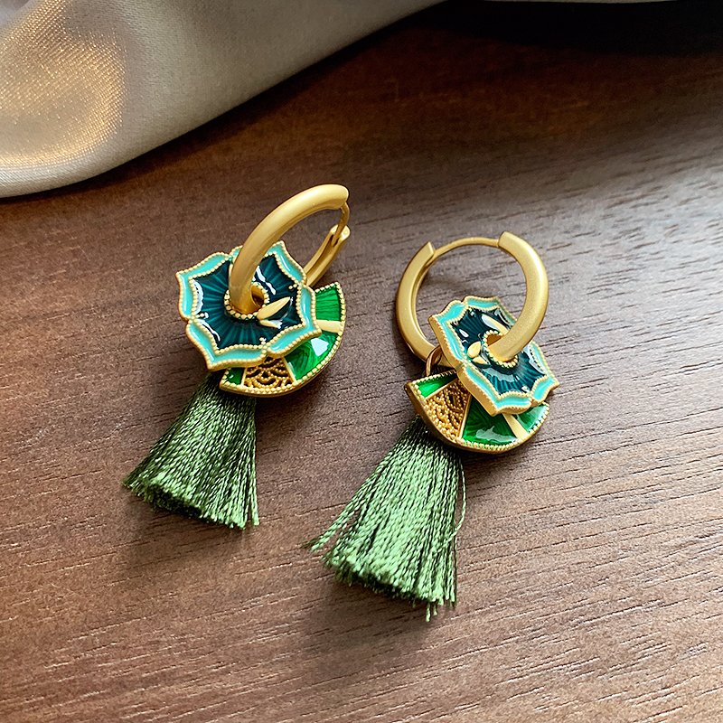 New Chinese style Chinese style earrings for women with a light luxury and high-end feel. 2024 new popular item, niche and unique retro ear accessory