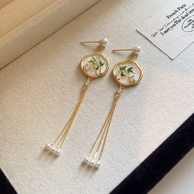 New Chinese style Cuizhu tassel earrings for women with a light luxury and high-end feel. 2024 new popular Chinese style niche earrings