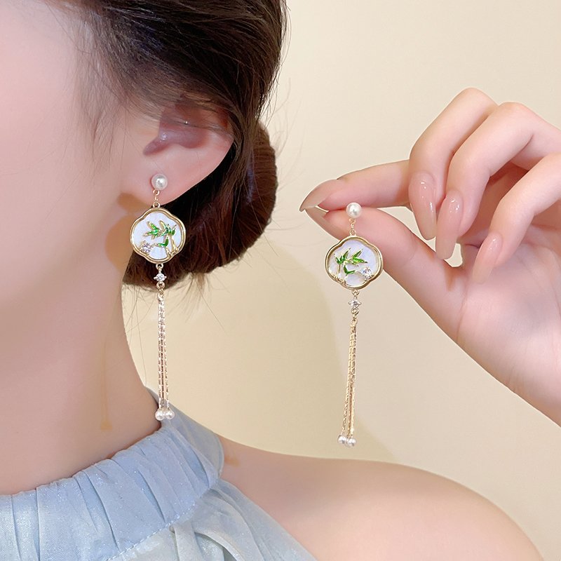 New Chinese style Cuizhu tassel earrings for women with a light luxury and high-end feel. 2024 new popular Chinese style niche earrings