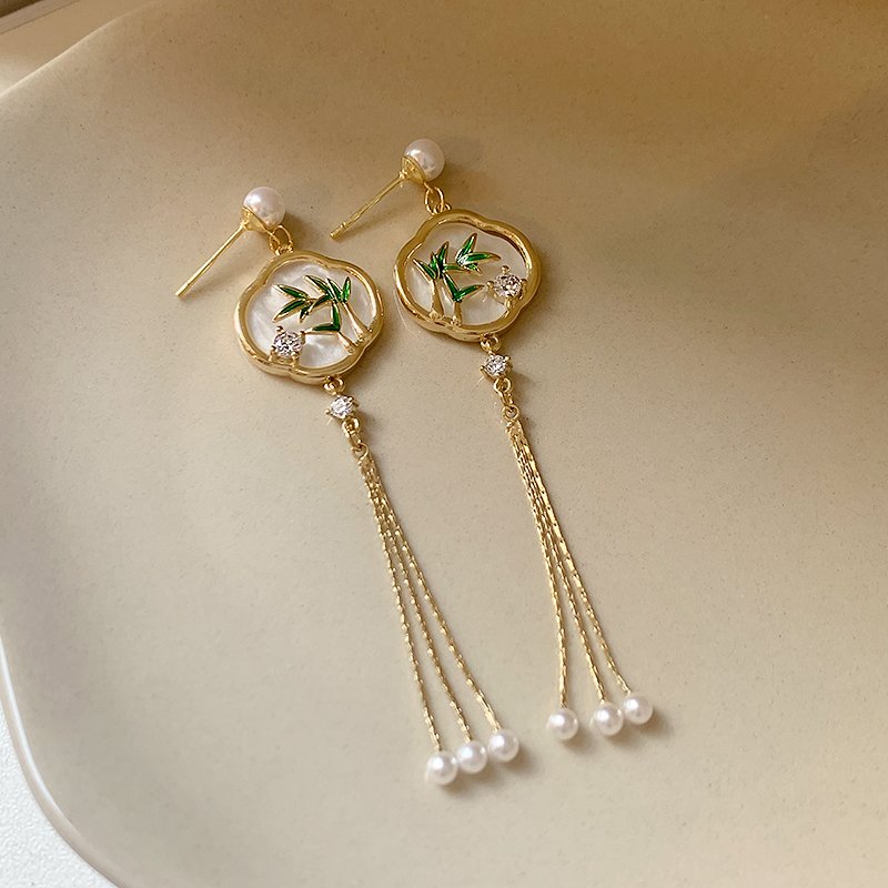 New Chinese style Cuizhu tassel earrings for women with a light luxury and high-end feel. 2024 new popular Chinese style niche earrings