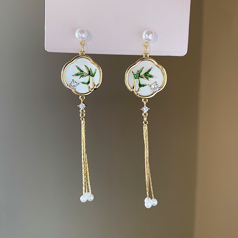 New Chinese style Cuizhu tassel earrings for women with a light luxury and high-end feel. 2024 new popular Chinese style niche earrings