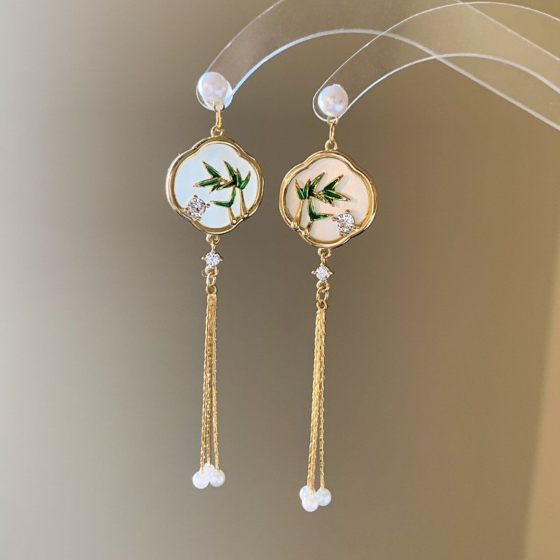 New Chinese style Cuizhu tassel earrings for women with a light luxury and high-end feel. 2024 new popular Chinese style niche earrings