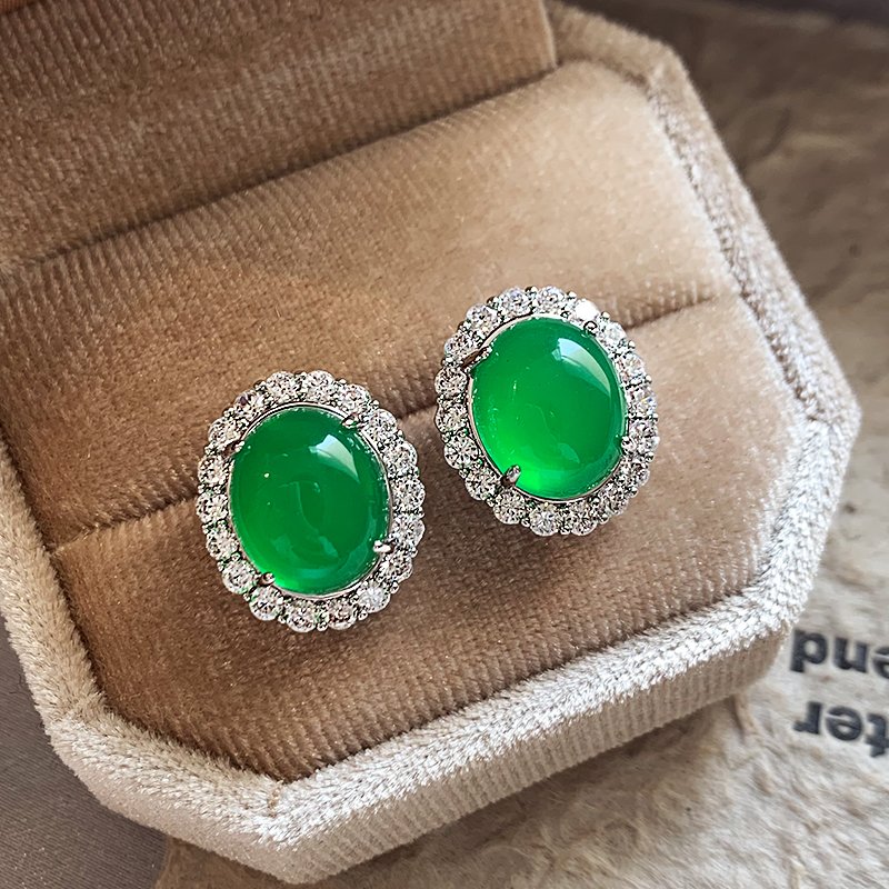 New Chinese style green earrings for women, with a light luxury and high-end feel. 2024 new popular item with unique earring temperament and Chinese style ear accessories