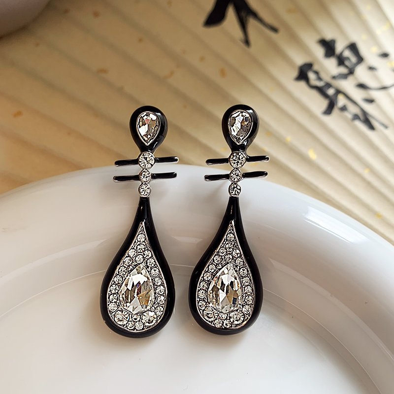 New Chinese style pipa earrings for women with a light luxury and high-end feel, unique earrings, 2024 new popular style, temperament, and Chinese style earrings