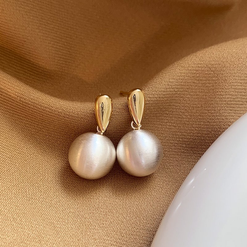 Niche contrasting brushed round earrings for women, with a light luxury and high-end feel. 2024 new 925 sterling silver stud post earrings