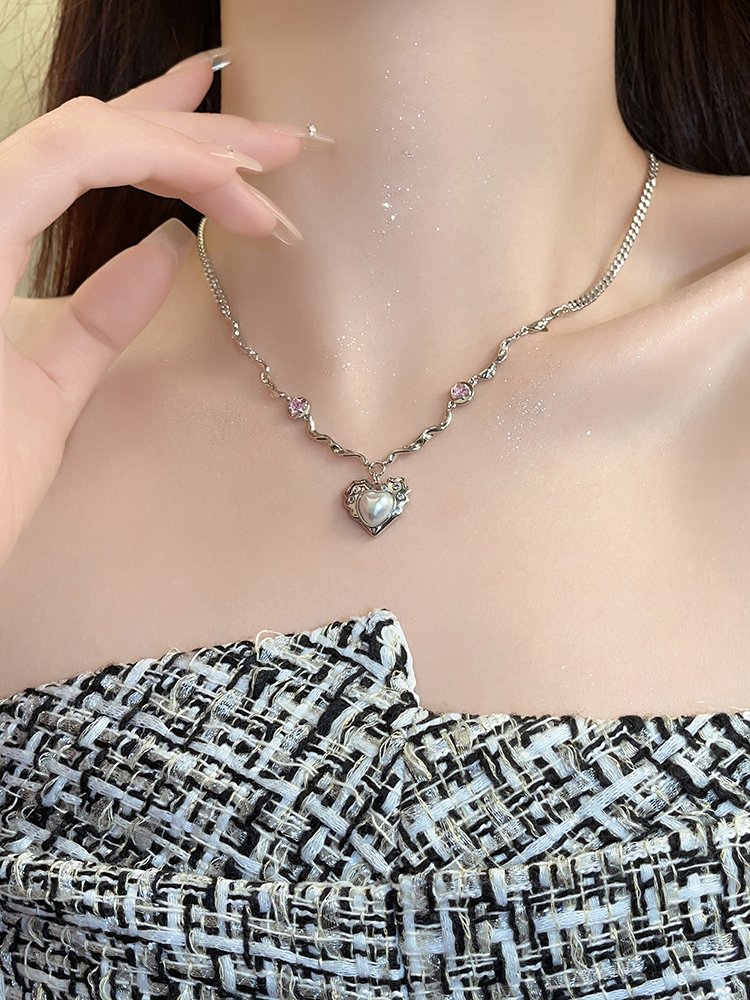 Original Peach Heart Pearl Necklace for Women, Light Luxury, niche 2024 new popular necklace, collarbone chain pendant