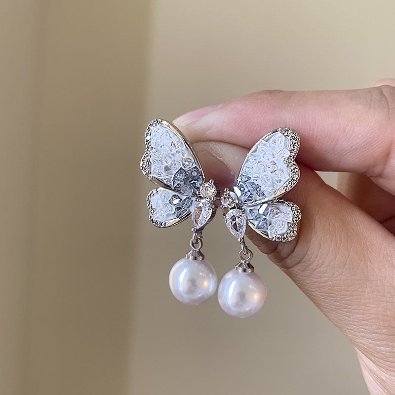 Pearl butterfly earrings, women's light luxury high-end temperament earrings, 2024 new popular unique ear accessories