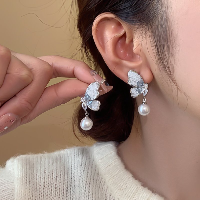 Pearl butterfly earrings, women's light luxury high-end temperament earrings, 2024 new popular unique ear accessories