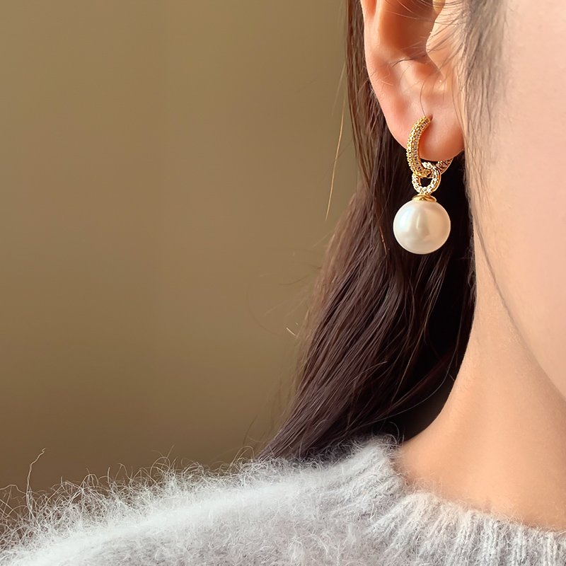 Pearl earrings for women, light luxury, high-end, niche, unique earrings, 2024 new explosive style, temperament, ear accessories