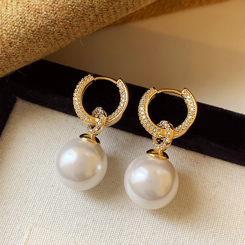 Pearl earrings for women, light luxury, high-end, niche, unique earrings, 2024 new explosive style, temperament, ear accessories