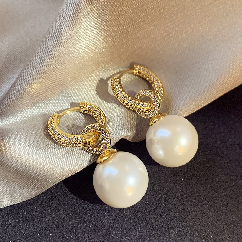 Pearl earrings for women, light luxury, high-end, niche, unique earrings, 2024 new explosive style, temperament, ear accessories