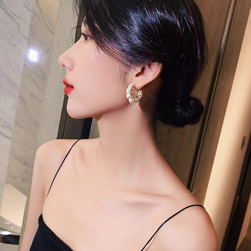 Pearl earrings women's accessories 2024 new popular light luxury high-end feeling earrings niche unique ear accessories