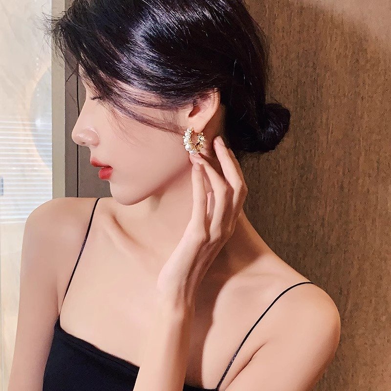 Pearl earrings women's accessories 2024 new popular light luxury high-end feeling earrings niche unique ear accessories