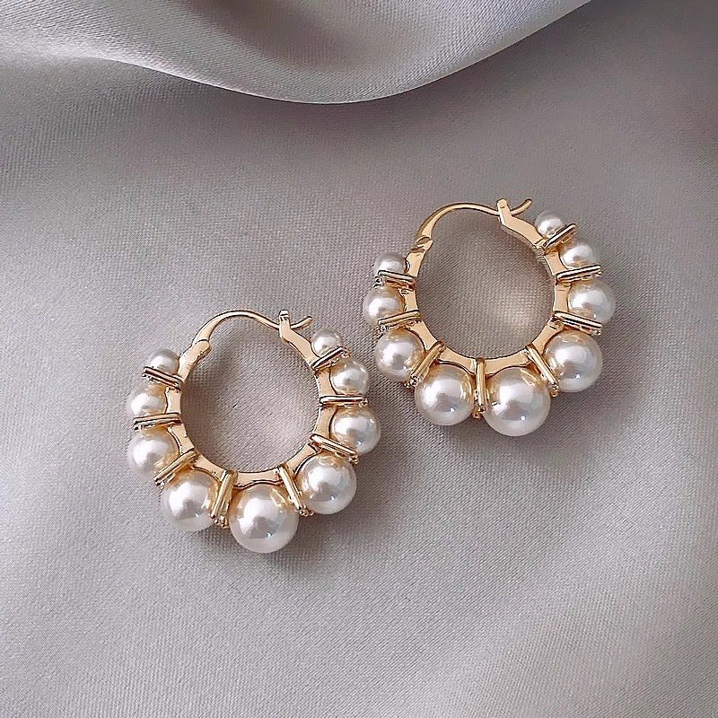 Pearl earrings women's accessories 2024 new popular light luxury high-end feeling earrings niche unique ear accessories