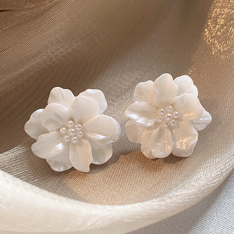 Pearl flower earrings for women, luxurious and high-end design, summer earrings, 2024 new popular item