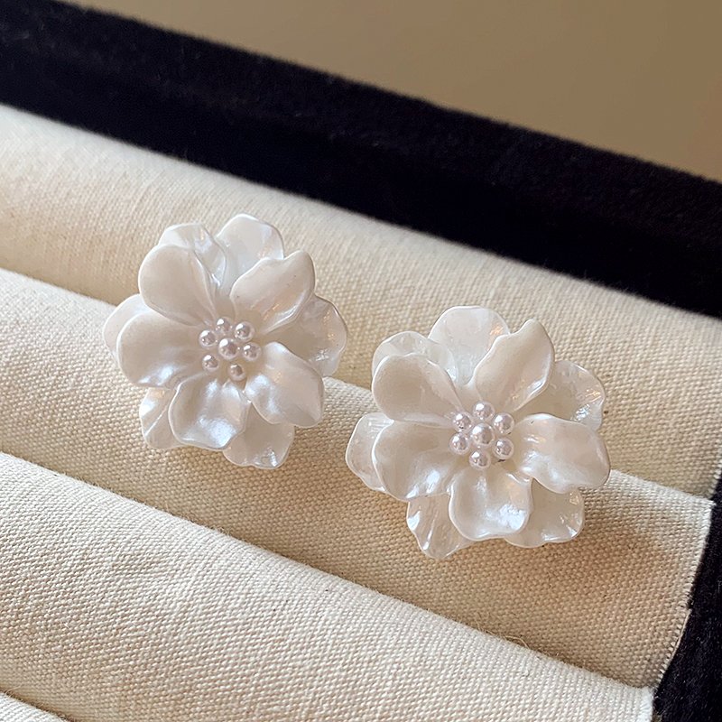 Pearl flower earrings for women, luxurious and high-end design, summer earrings, 2024 new popular item