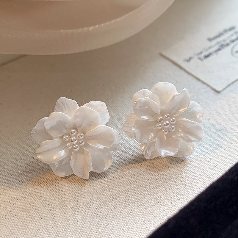 Pearl flower earrings for women, luxurious and high-end design, summer earrings, 2024 new popular item