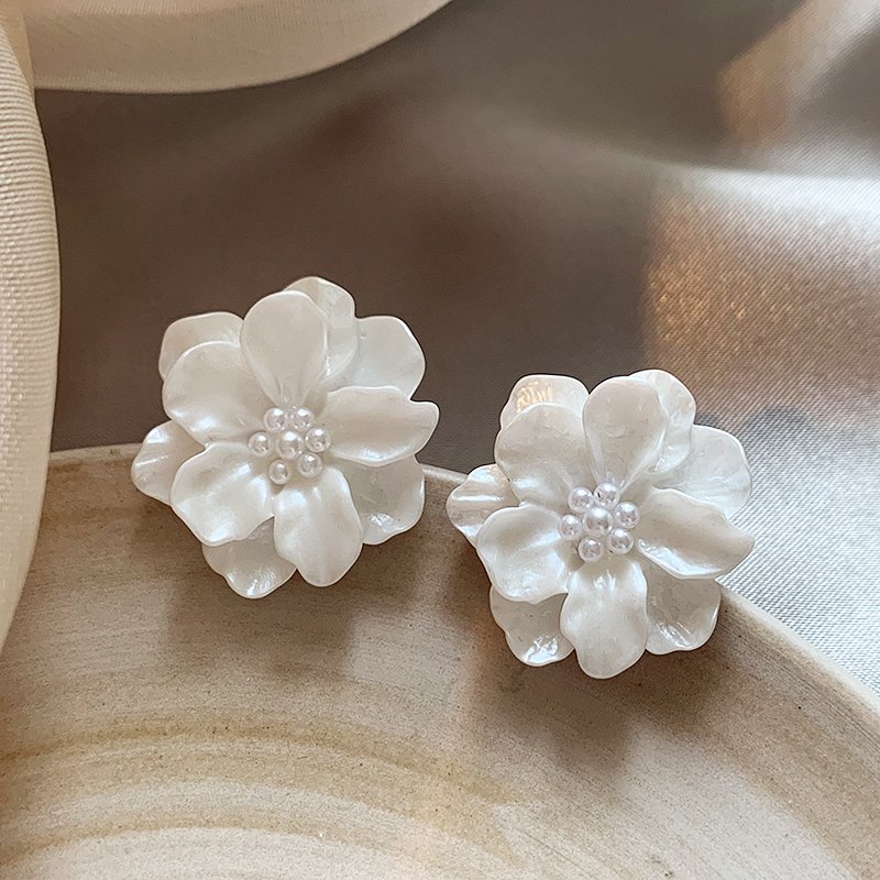 Pearl flower earrings for women, luxurious and high-end design, summer earrings, 2024 new popular item