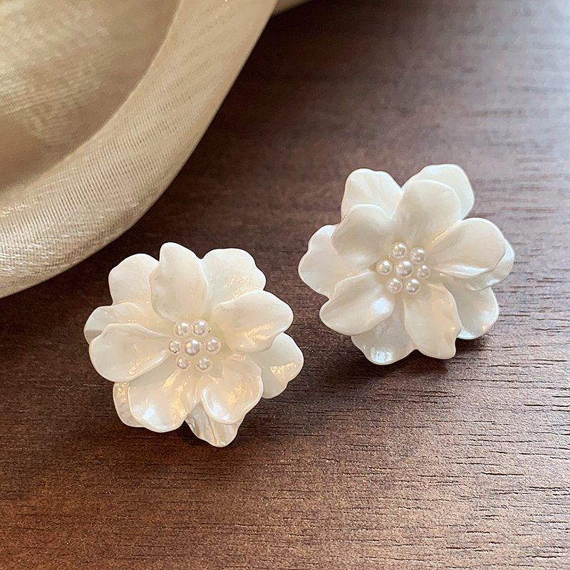 Pearl flower earrings for women, luxurious and high-end design, summer earrings, 2024 new popular item