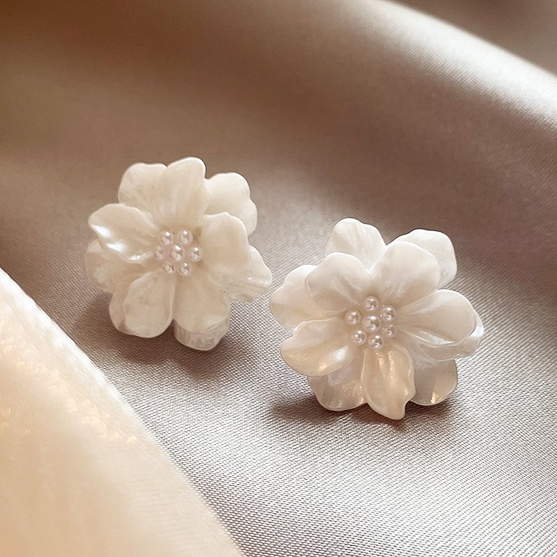 Pearl flower earrings for women, luxurious and high-end design, summer earrings, 2024 new popular item