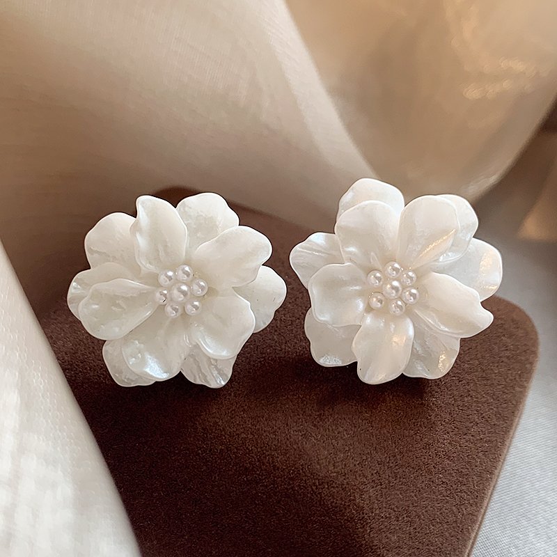 Pearl flower earrings for women, luxurious and high-end design, summer earrings, 2024 new popular item