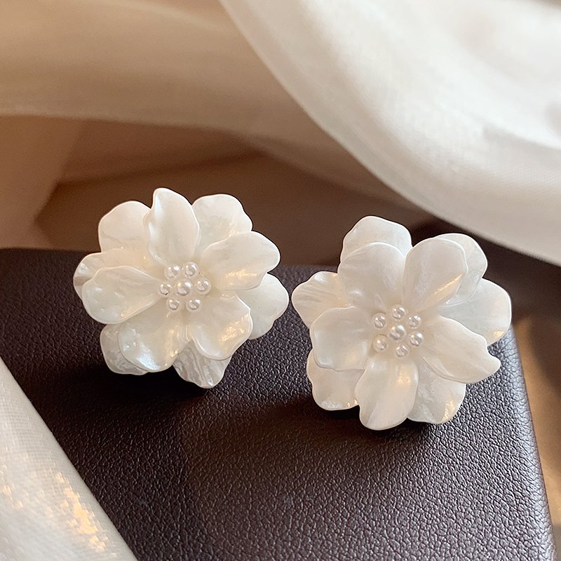 Pearl flower earrings for women, luxurious and high-end design, summer earrings, 2024 new popular item