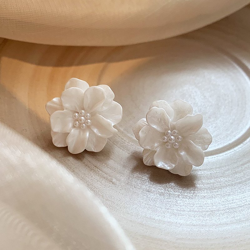 Pearl flower earrings for women, luxurious and high-end design, summer earrings, 2024 new popular item