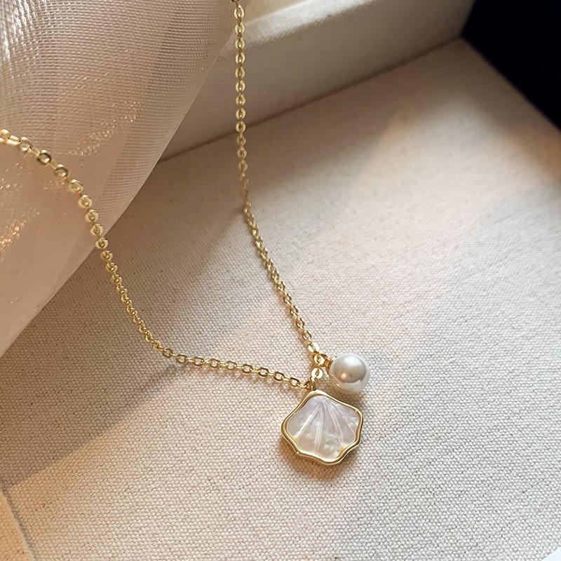 Pearl shell necklace for women, light luxury, niche collarbone chain, 2024 new popular high-end necklace, neck accessories