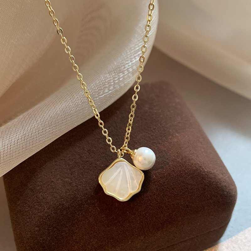 Pearl shell necklace for women, light luxury, niche collarbone chain, 2024 new popular high-end necklace, neck accessories