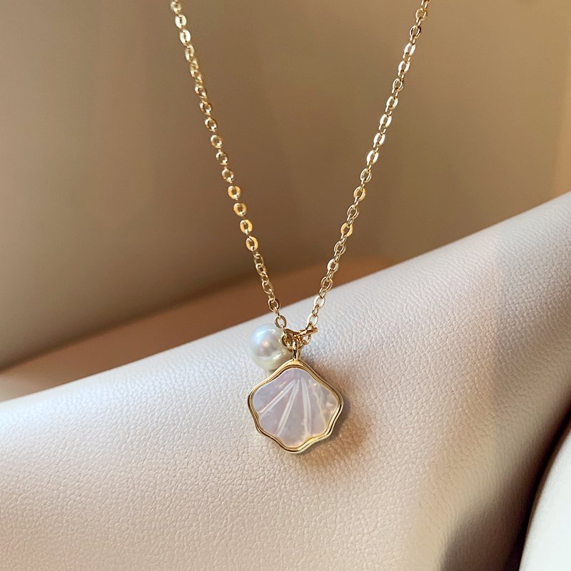 Pearl shell necklace for women, light luxury, niche collarbone chain, 2024 new popular high-end necklace, neck accessories