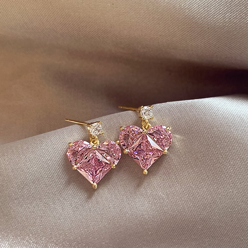 Pink heart-shaped earrings for women with a high-end and elegant temperament, 2024 new popular earrings, light luxury and unique ear accessories