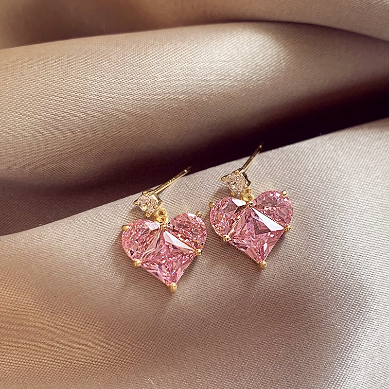 Pink heart-shaped earrings for women with a high-end and elegant temperament, 2024 new popular earrings, light luxury and unique ear accessories